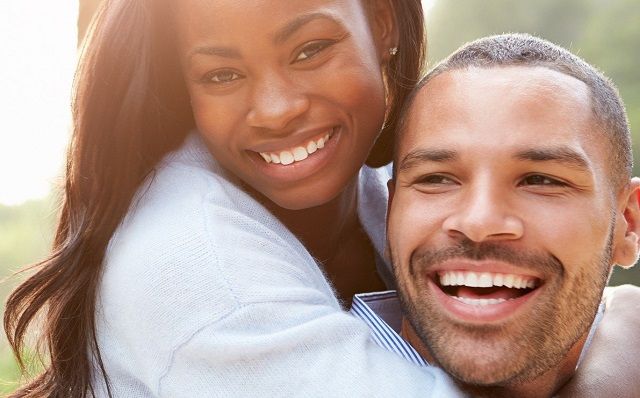 Couple heureux de faire du TDD